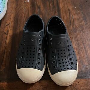 Native shoes (2 pairs)